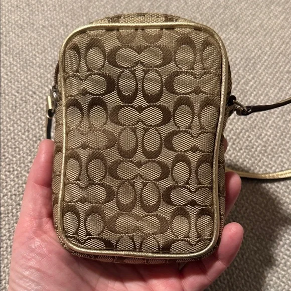 Coach Signature Tan Monogram Wristlet camera case metallic - Picture 3 of 9